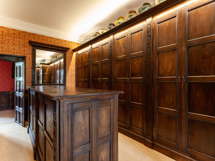 Central island in front of the wardrobe runs
