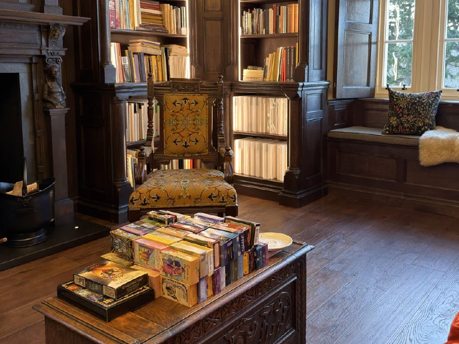 Panelled window seat between fitted bookcases