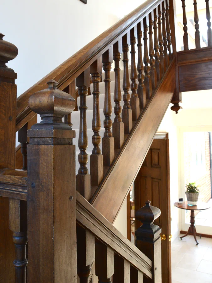 Turned oak balusters and a moulded handrail rising to the landing
