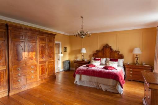 Mahogany Bed room furniture with oak flooring