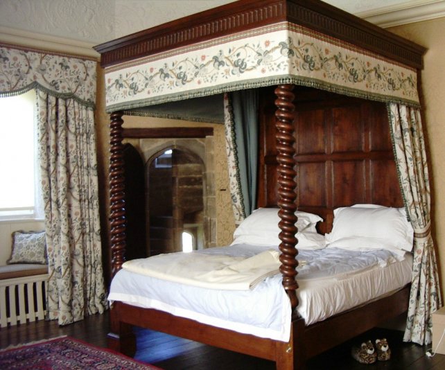 oak four poster bed with hand turned spiral posts and fluted frieze