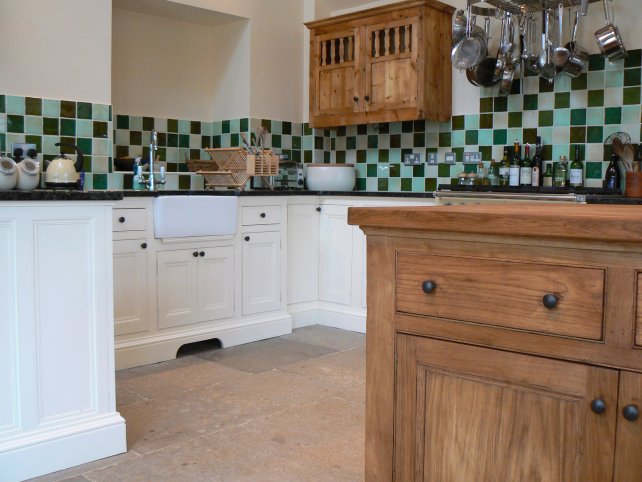 oak and painted kitchen giving a country farmhouse look